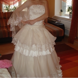Продам свадебное платье в отличном состоянии,  размер 44.