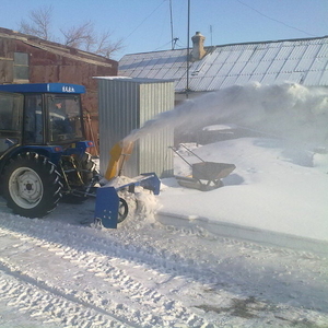 Продам мини-трактор с навесным снегоуборочным оборудованием