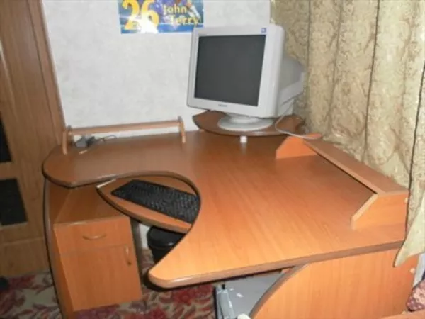 Продаю угловой компьютерный стол светло-коричневого цвета. 3