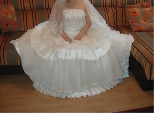 Продам свадебное платье в отличном состоянии,  размер 44. 2