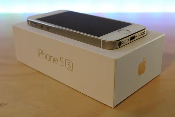 Apple  iPhone 5S 16 Гб ---- $450USD / Samsung Galaxy  S5 LTE 16GB 2