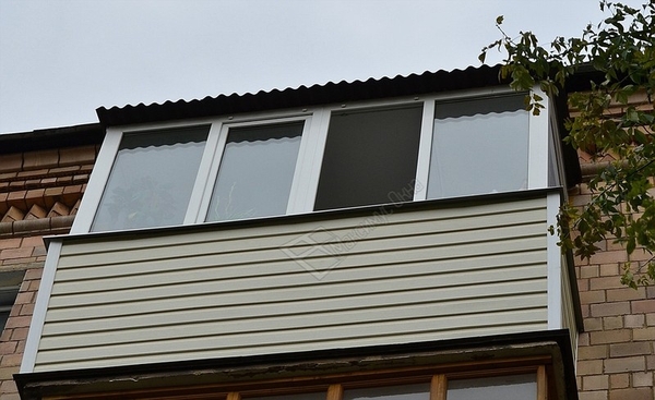 Установка крыши на балконе с обшивкой потолка. Низкие цены!