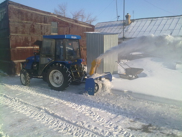Продам мини-трактор с навесным снегоуборочным оборудованием