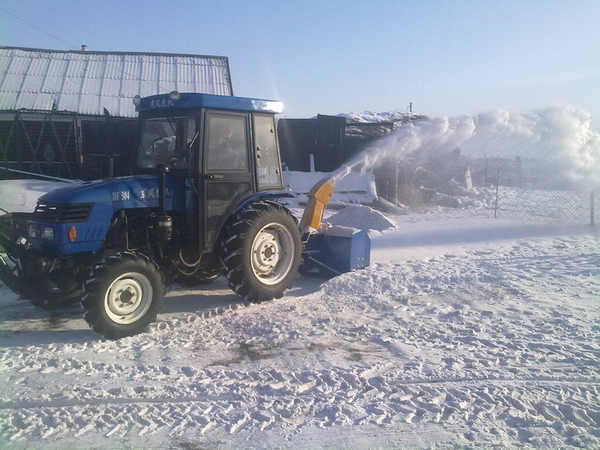 Продам мини-трактор с навесным снегоуборочным оборудованием 3