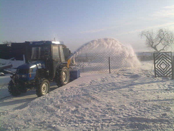 Продам мини-трактор с навесным снегоуборочным оборудованием 4